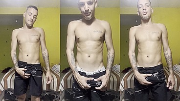 NOVINHO DOTADO DE PAU DURO NO SHORT TACTEL FALANDO MUITA PUTARIA E GOZANDO