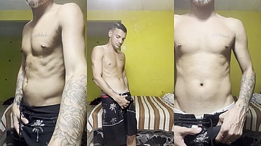 NOVINHO DOTADO DE PAU DURO NO SHORT TACTEL FALANDO MUITA PUTARIA E GOZANDO