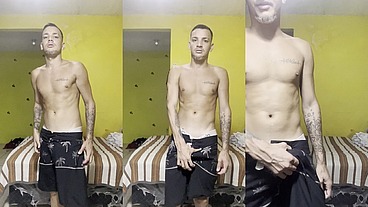 NOVINHO DOTADO DE PAU DURO NO SHORT TACTEL FALANDO MUITA PUTARIA E GOZANDO
