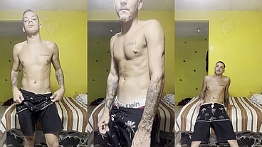 NOVINHO DOTADO DE PAU DURO NO SHORT TACTEL FALANDO MUITA PUTARIA E GOZANDO