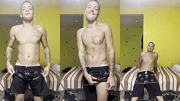 NOVINHO DOTADO DE PAU DURO NO SHORT TACTEL FALANDO MUITA PUTARIA E GOZANDO