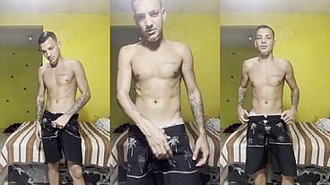 NOVINHO DOTADO DE PAU DURO NO SHORT TACTEL FALANDO MUITA PUTARIA E GOZANDO