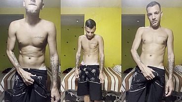 NOVINHO DOTADO DE PAU DURO NO SHORT TACTEL FALANDO MUITA PUTARIA E GOZANDO