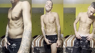 NOVINHO DOTADO DE PAU DURO NO SHORT TACTEL FALANDO MUITA PUTARIA E GOZANDO