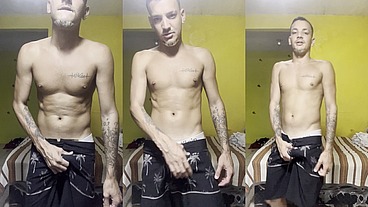 NOVINHO DOTADO DE PAU DURO NO SHORT TACTEL FALANDO MUITA PUTARIA E GOZANDO