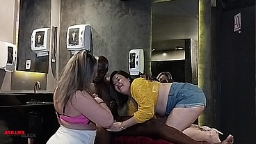 Na festa comi as loiras no banheiro