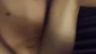 Unge amatør teenagere bøsser tager en kæmpe pik dybt i røven for deres første sædfyldte knald