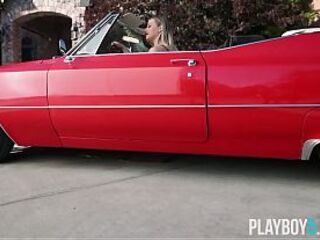 Large curves on corpulent golden-haired pornstar Mia Malkova who loves to show 'em