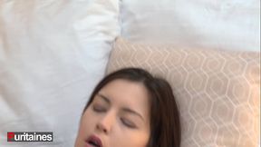 Victoire Mar&eacute_chal, 23 ans &ndash_ Fille de g&eacute_n&eacute_ral : string noir, talons aiguilles et provocation maximale avec le majordome