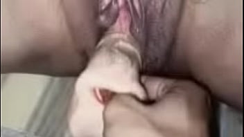 เย็ดหีเธอทำให้เสียวหีและน้ำก็แตกออกมาจากแตด