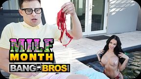 Hot - Danae Mari überredet ihren nerdigen Stiefsohn, etwas Öl auf ihre perfekten runden Titten zu geben