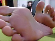 Fille trans française se moquant de toi pendant que tu lèches ses pieds joi cocu