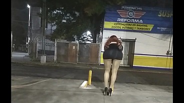 La sexy Gisa nena trans deseosa de ser penetrada ofreciendo sexo servicio en publico