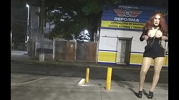 La sexy Gisa nena trans deseosa de ser penetrada ofreciendo sexo servicio en publico