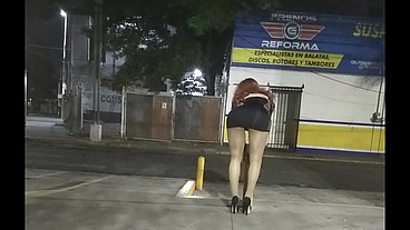 La sexy Gisa nena trans deseosa de ser penetrada ofreciendo sexo servicio en publico
