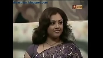 meena exhibiting her deep navel in stage