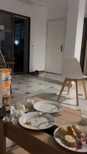 Penosa debe convencerme con un bailecito si quiere cenar ?