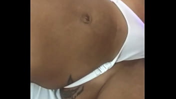 Tirando a calcinha da puta safada apreciando a buceta carnuda de dar &aacute_gua na boca