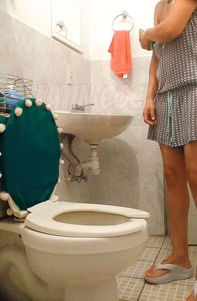 SEXY MATURE CUTE TITS SHOWS OFF WITHOUT PANTIES AND BRA