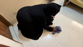 Hot MILF Stepmom Stuck Under Bed When She clean my room, just then i start masturbat by saw her big ass - Arab Muslim Sex