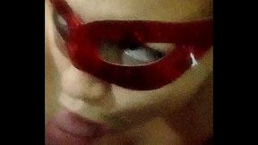 Hotwife chupandomela con antifaz