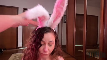 Vi minha prima peituda gostosa vestida de coelhinha e quis meter a minha cenoura nela