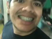 HOMBRE JOVEN Y GUAPO MOSTRANDO SUS BRACKETS Y SU SEXOCIDAD 🤔🙃