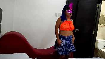 MADRASTRA CUMPLE MI FANTASIA!! LA ZORRA MADURA DE MI MADRASTRA REALIZA UN BAILE EROTICO EN MI DEPARTAMENTO Y ME MUESTRA SU BELLO CUERPO. DESPUES DE ESTO LE PEDIRE SEXO