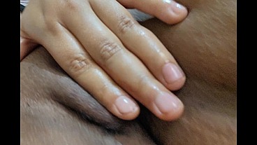 Jugando con mi coño y aceite
