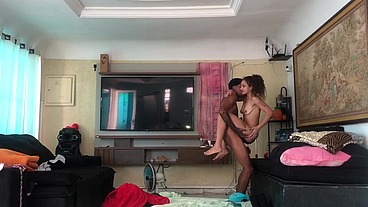 NOVINHO PEGOU A NOVINHA NO COLO E ELA COMEÇOU A PULAR NA PICA. SE GOZOU TODINHA