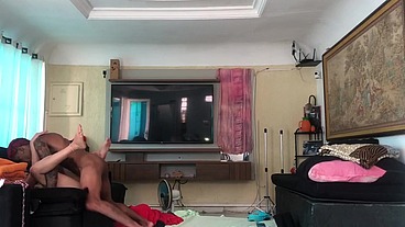 NOVINHO PEGOU A NOVINHA NO COLO E ELA COMEÇOU A PULAR NA PICA. SE GOZOU TODINHA