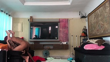 NOVINHO PEGOU A NOVINHA NO COLO E ELA COMEÇOU A PULAR NA PICA. SE GOZOU TODINHA