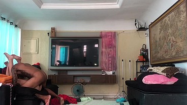 NOVINHO PEGOU A NOVINHA NO COLO E ELA COMEÇOU A PULAR NA PICA. SE GOZOU TODINHA