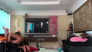 NOVINHO PEGOU A NOVINHA NO COLO E ELA COMEÇOU A PULAR NA PICA. SE GOZOU TODINHA