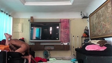 NOVINHO PEGOU A NOVINHA NO COLO E ELA COMEÇOU A PULAR NA PICA. SE GOZOU TODINHA