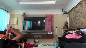 NOVINHO PEGOU A NOVINHA NO COLO E ELA COMEÇOU A PULAR NA PICA. SE GOZOU TODINHA