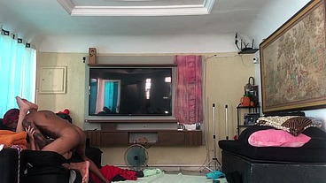 NOVINHO PEGOU A NOVINHA NO COLO E ELA COMEÇOU A PULAR NA PICA. SE GOZOU TODINHA
