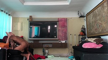 NOVINHO PEGOU A NOVINHA NO COLO E ELA COMEÇOU A PULAR NA PICA. SE GOZOU TODINHA