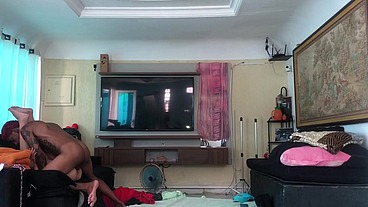 NOVINHO PEGOU A NOVINHA NO COLO E ELA COMEÇOU A PULAR NA PICA. SE GOZOU TODINHA