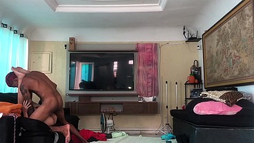 NOVINHO PEGOU A NOVINHA NO COLO E ELA COMEÇOU A PULAR NA PICA. SE GOZOU TODINHA