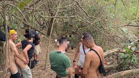 20 homens sao flagrados fazendo sexo em publico no mato