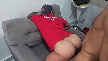 BOMBEIRO DO CONDOMINIO VIROU PUTA NA CABE&Ccedil_A DO MEU PAU E TOMOU LEITE.