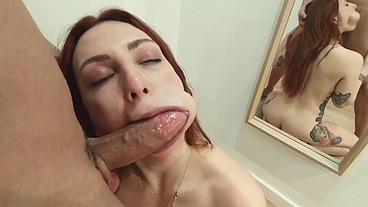 Pelirroja cachonda le gusta que la graben frente al espejo para ver como se la follan