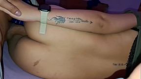 POV Hermanastra cachonda se acuesta en mi cama y pide sexo sin control