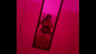 Esperando a mi marido en mi cuarto - Yadirachata