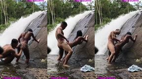 sexo gostoso na beira da cachoeira dana bueno foi a cachoeira com o lutador de mma allan guerra gomes