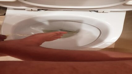 Piss feet