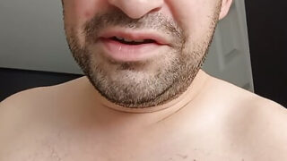 O gostosão Brandon Lee acaricia o pau enquanto é penetrado analmente em um banheiro quente e caseiro.