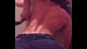 Me folla despu&eacute_s de unos tragos y experimenta conmigo