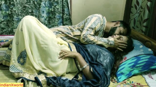 Mamá Desi gime fuertemente mientras se la meten profundo por el culo durante un apasionado encuentro amateur BDSM lleno de palabras sucias